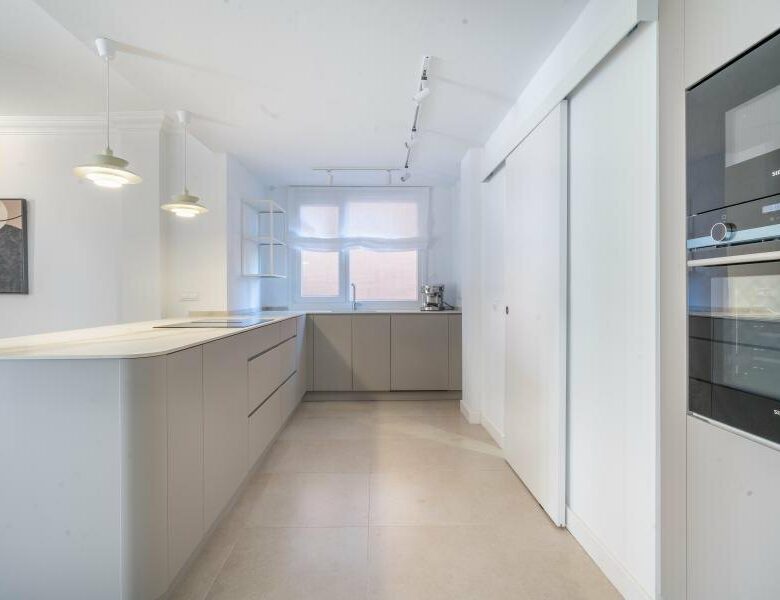 FOR SALE 🏡 Renovated Two-Bedroom Apartment Three Minutes from the Beach – New Golden Mile, Estepona 🇪🇸