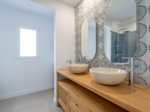 FOR SALE 🏡 Renovated Two-Bedroom Apartment Three Minutes from the Beach – New Golden Mile, Estepona 🇪🇸