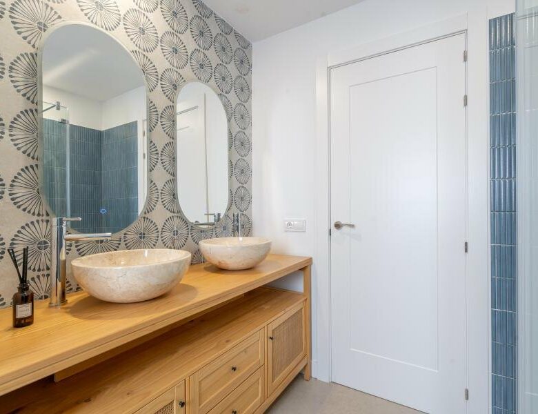FOR SALE 🏡 Renovated Two-Bedroom Apartment Three Minutes from the Beach – New Golden Mile, Estepona 🇪🇸
