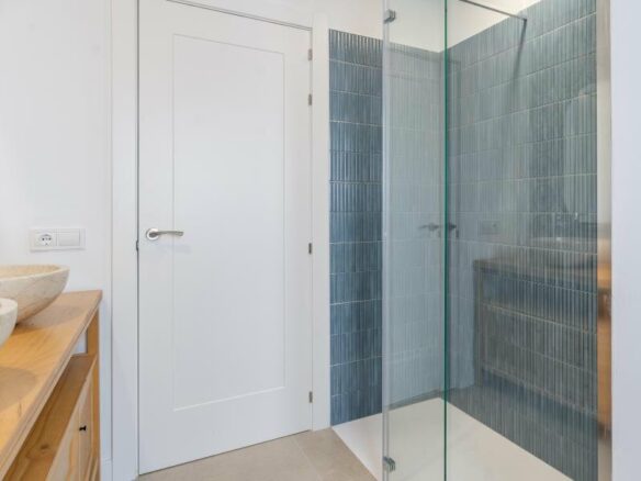 FOR SALE 🏡 Renovated Two-Bedroom Apartment Three Minutes from the Beach – New Golden Mile, Estepona 🇪🇸