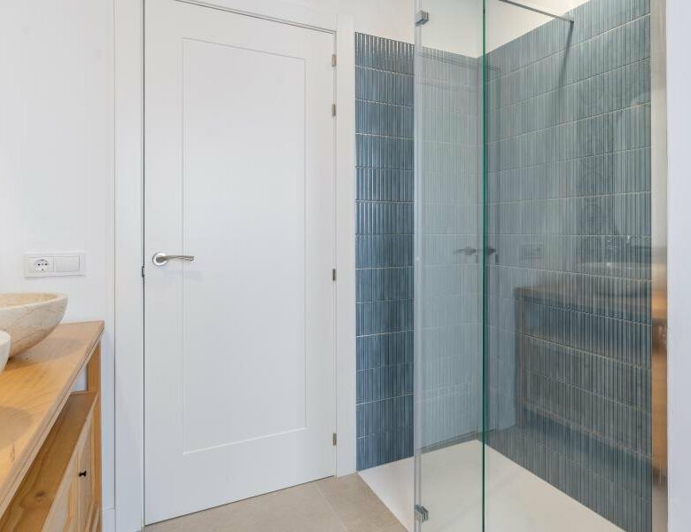 FOR SALE 🏡 Renovated Two-Bedroom Apartment Three Minutes from the Beach – New Golden Mile, Estepona 🇪🇸