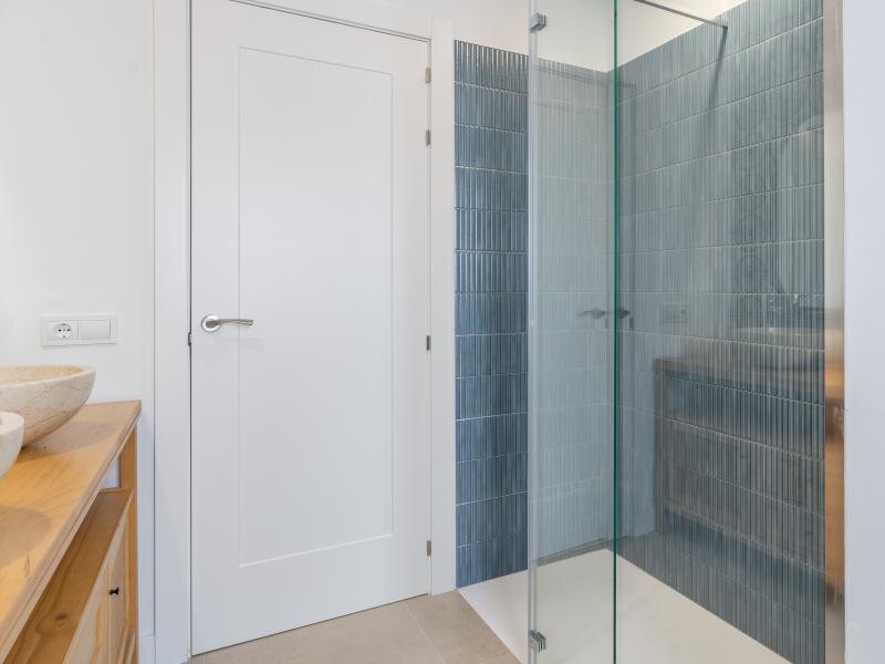 FOR SALE 🏡 Renovated Two-Bedroom Apartment Three Minutes from the Beach – New Golden Mile, Estepona 🇪🇸