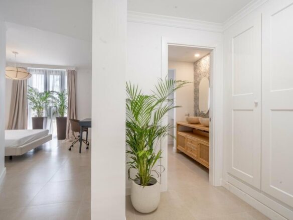 FOR SALE 🏡 Renovated Two-Bedroom Apartment Three Minutes from the Beach – New Golden Mile, Estepona 🇪🇸