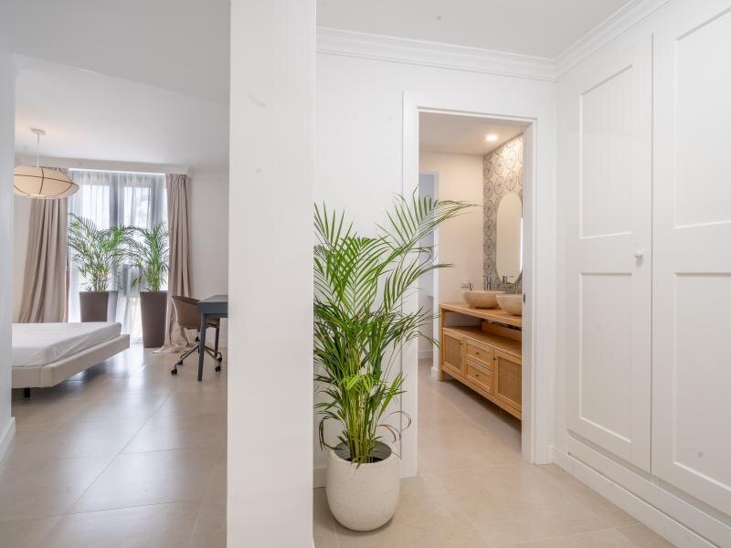 FOR SALE 🏡 Renovated Two-Bedroom Apartment Three Minutes from the Beach – New Golden Mile, Estepona 🇪🇸