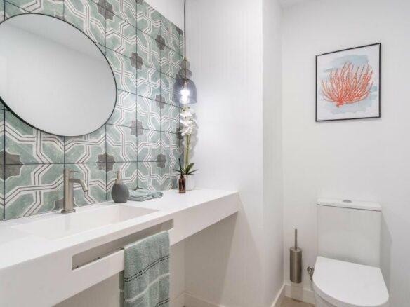 FOR SALE 🏡 Renovated Two-Bedroom Apartment Three Minutes from the Beach – New Golden Mile, Estepona 🇪🇸