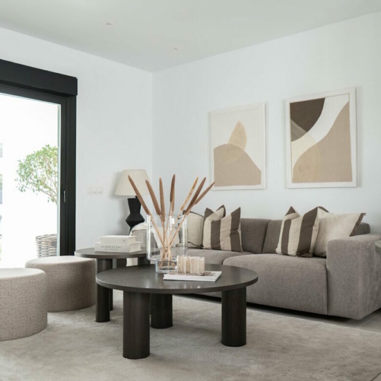 FOR SALE 🏡 Renovated Two-Bedroom Apartment with Tourist Licence – Nueva Andalucía, Marbella 🇪🇸