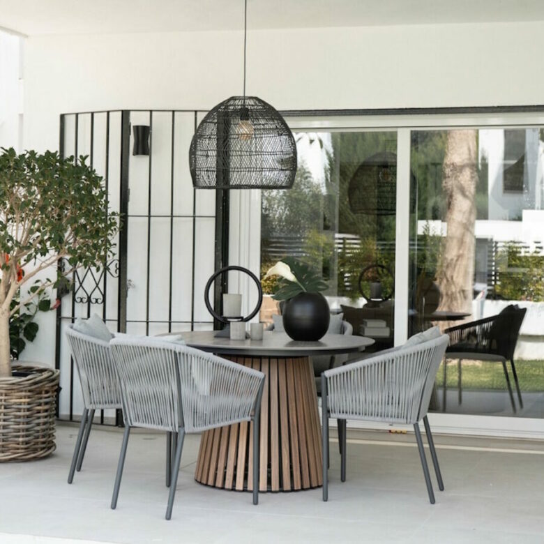 FOR SALE 🏡 Renovated Two-Bedroom Apartment with Tourist Licence – Nueva Andalucía, Marbella 🇪🇸