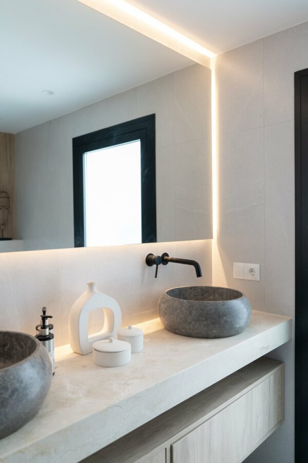 FOR SALE 🏡 Renovated Two-Bedroom Apartment with Tourist Licence – Nueva Andalucía, Marbella 🇪🇸