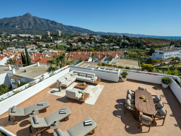 FOR SALE 🏡 Renovated Two-Bedroom Apartment with Large Terrace and La Concha and Sea Views – Nueva Andalucía, Marbella 🇪🇸