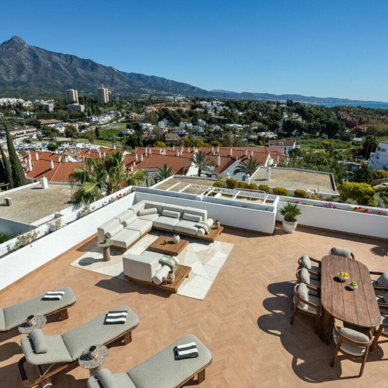 FOR SALE 🏡 Renovated Two-Bedroom Apartment with Large Terrace and La Concha and Sea Views – Nueva Andalucía, Marbella 🇪🇸