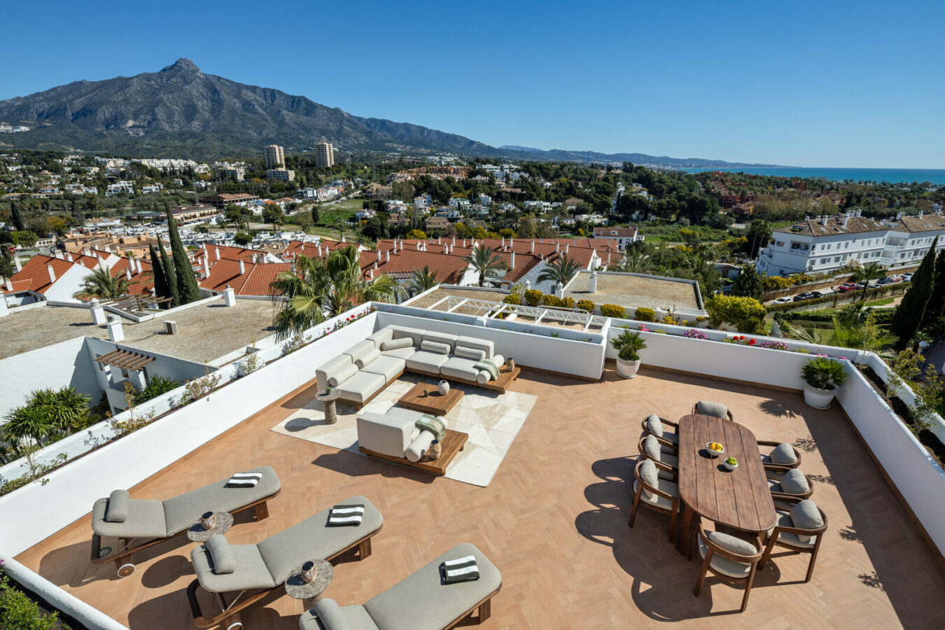 FOR SALE 🏡 Renovated Two-Bedroom Apartment with Large Terrace and La Concha and Sea Views – Nueva Andalucía, Marbella 🇪🇸