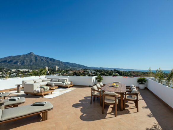 FOR SALE 🏡 Renovated Two-Bedroom Apartment with Large Terrace and La Concha and Sea Views – Nueva Andalucía, Marbella 🇪🇸
