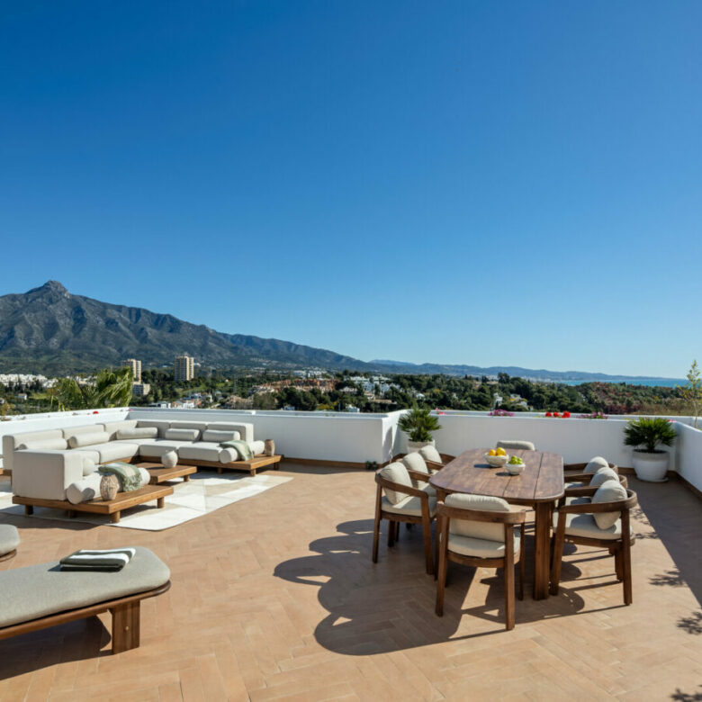FOR SALE 🏡 Renovated Two-Bedroom Apartment with Large Terrace and La Concha and Sea Views – Nueva Andalucía, Marbella 🇪🇸