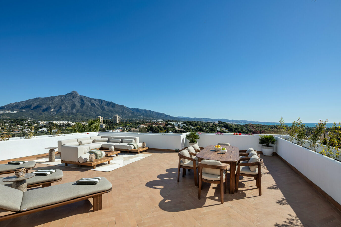 FOR SALE 🏡 Renovated Two-Bedroom Apartment with Large Terrace and La Concha and Sea Views – Nueva Andalucía, Marbella 🇪🇸