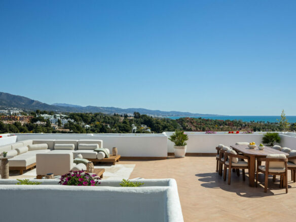 FOR SALE 🏡 Renovated Two-Bedroom Apartment with Large Terrace and La Concha and Sea Views – Nueva Andalucía, Marbella 🇪🇸