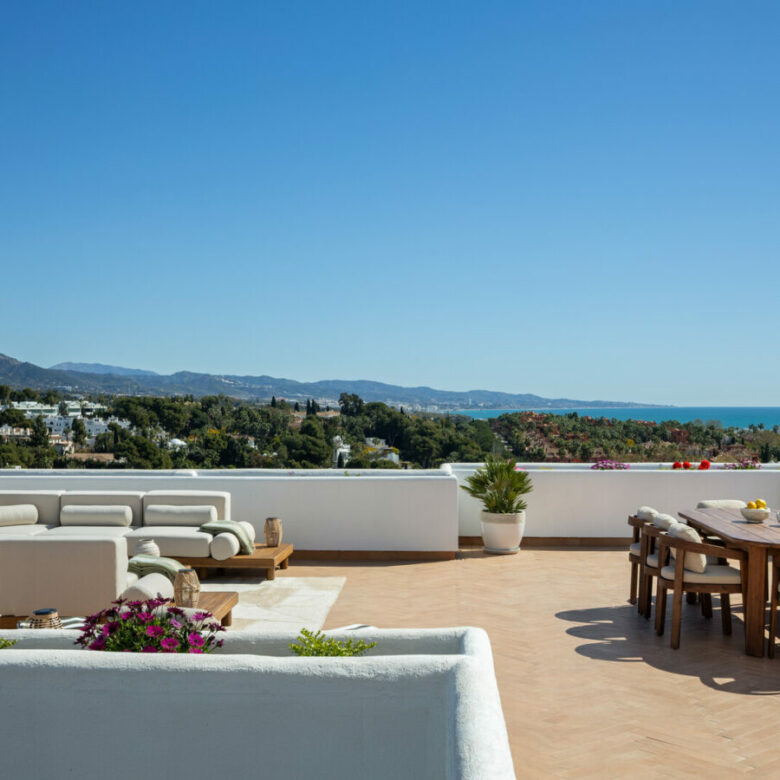 FOR SALE 🏡 Renovated Two-Bedroom Apartment with Large Terrace and La Concha and Sea Views – Nueva Andalucía, Marbella 🇪🇸