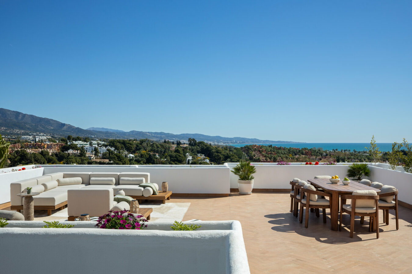 FOR SALE 🏡 Renovated Two-Bedroom Apartment with Large Terrace and La Concha and Sea Views – Nueva Andalucía, Marbella 🇪🇸