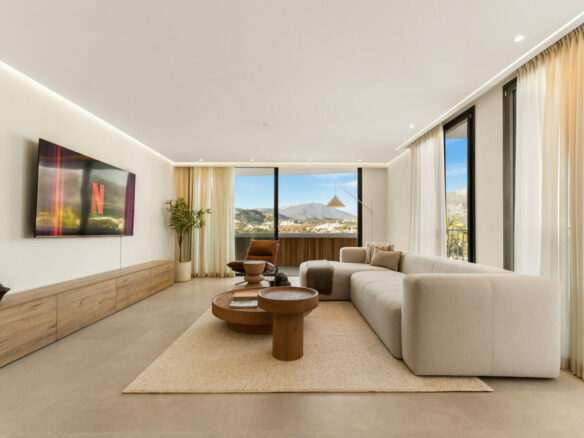 FOR SALE 🏡 Renovated Two-Bedroom Apartment with Large Terrace and La Concha and Sea Views – Nueva Andalucía, Marbella 🇪🇸