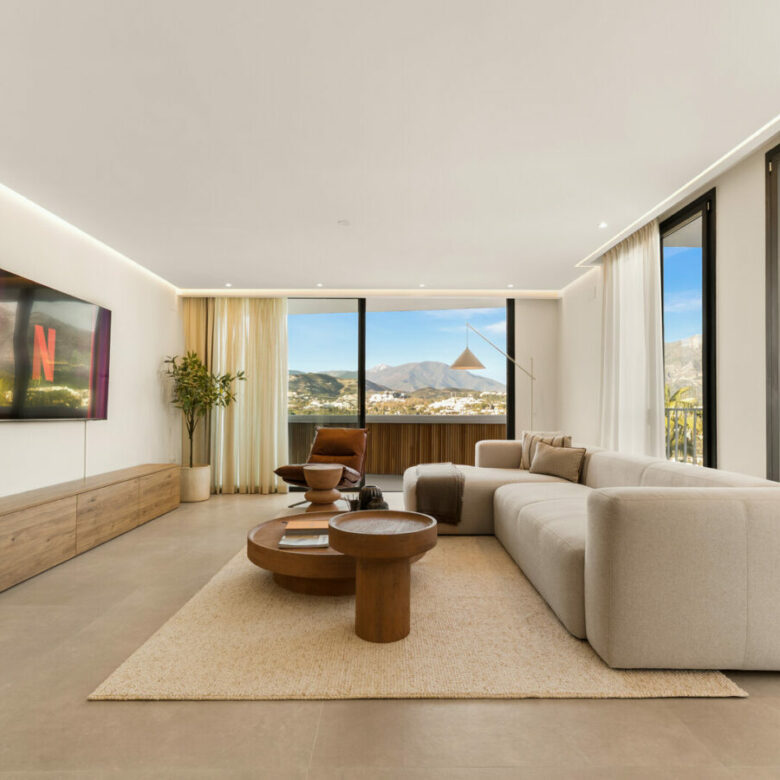 FOR SALE 🏡 Renovated Two-Bedroom Apartment with Large Terrace and La Concha and Sea Views – Nueva Andalucía, Marbella 🇪🇸