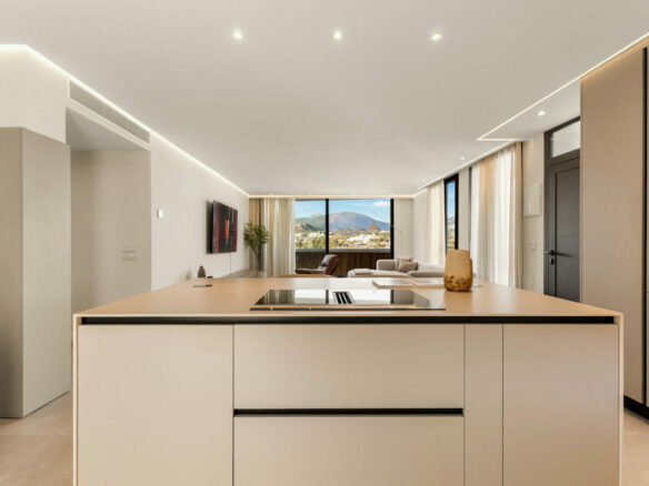 FOR SALE 🏡 Renovated Two-Bedroom Apartment with Large Terrace and La Concha and Sea Views – Nueva Andalucía, Marbella 🇪🇸