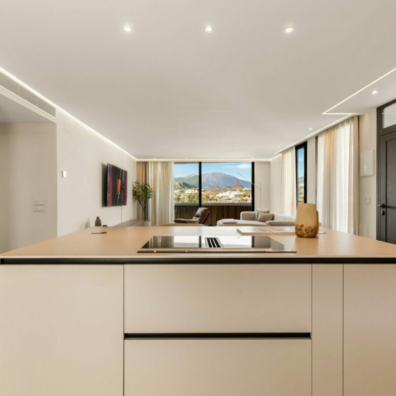 FOR SALE 🏡 Renovated Two-Bedroom Apartment with Large Terrace and La Concha and Sea Views – Nueva Andalucía, Marbella 🇪🇸