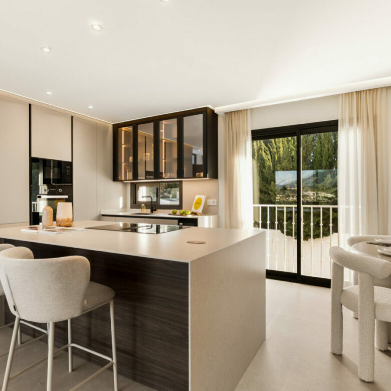 FOR SALE 🏡 Renovated Two-Bedroom Apartment with Large Terrace and La Concha and Sea Views – Nueva Andalucía, Marbella 🇪🇸