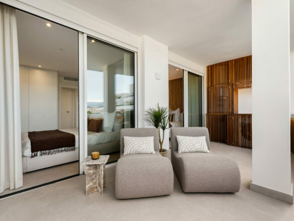 FOR SALE 🏡 Renovated Two-Bedroom Apartment with Large Terrace and La Concha and Sea Views – Nueva Andalucía, Marbella 🇪🇸