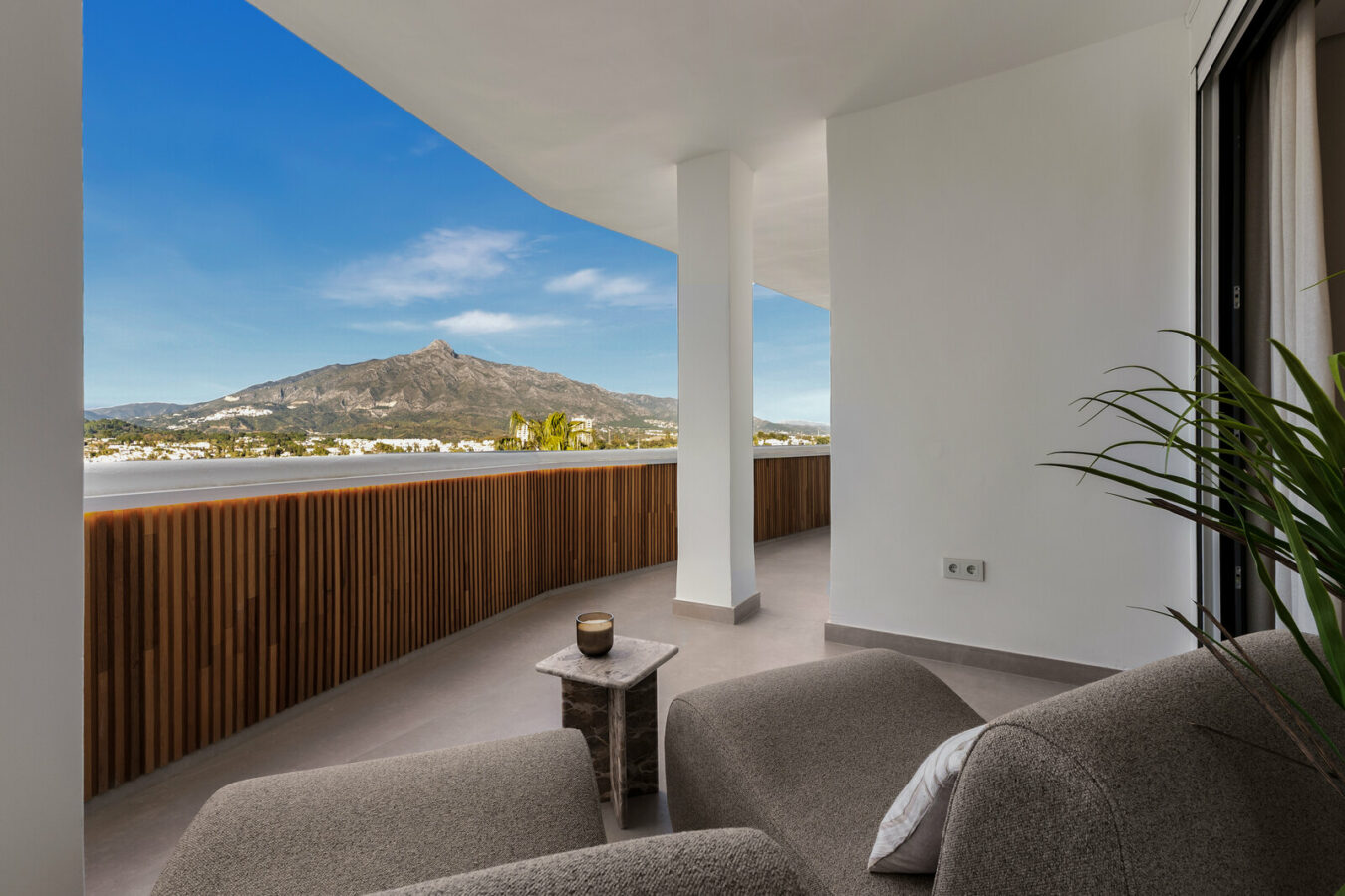 FOR SALE 🏡 Renovated Two-Bedroom Apartment with Large Terrace and La Concha and Sea Views – Nueva Andalucía, Marbella 🇪🇸