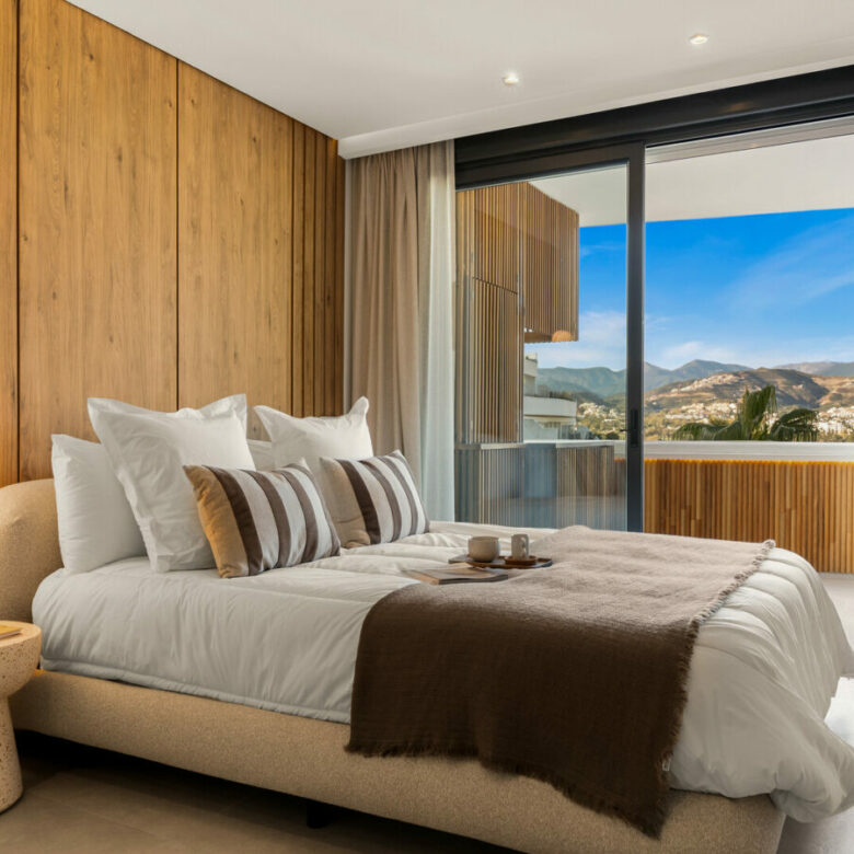 FOR SALE 🏡 Renovated Two-Bedroom Apartment with Large Terrace and La Concha and Sea Views – Nueva Andalucía, Marbella 🇪🇸