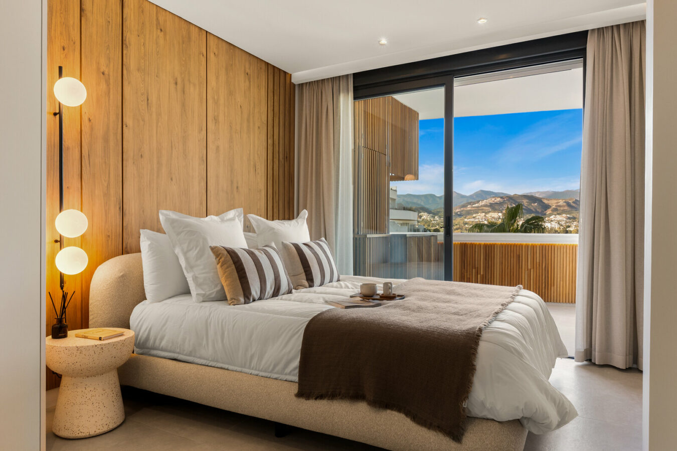 FOR SALE 🏡 Renovated Two-Bedroom Apartment with Large Terrace and La Concha and Sea Views – Nueva Andalucía, Marbella 🇪🇸