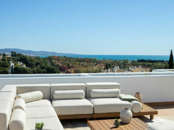 FOR SALE 🏡 Renovated Two-Bedroom Apartment with Large Terrace and La Concha and Sea Views – Nueva Andalucía, Marbella 🇪🇸