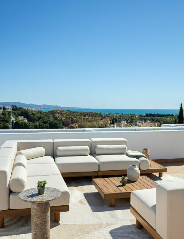 FOR SALE 🏡 Renovated Two-Bedroom Apartment with Large Terrace and La Concha and Sea Views – Nueva Andalucía, Marbella 🇪🇸