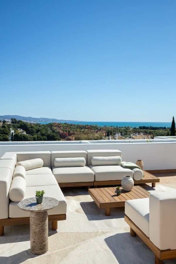 FOR SALE 🏡 Renovated Two-Bedroom Apartment with Large Terrace and La Concha and Sea Views – Nueva Andalucía, Marbella 🇪🇸