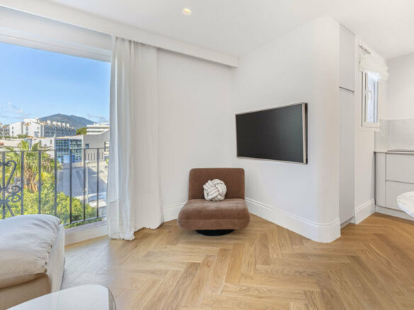 FOR SALE 🏡 Two-Bedroom Apartment with Tourist Licence in the Heart of Puerto Banús – Marbella 🇪🇸