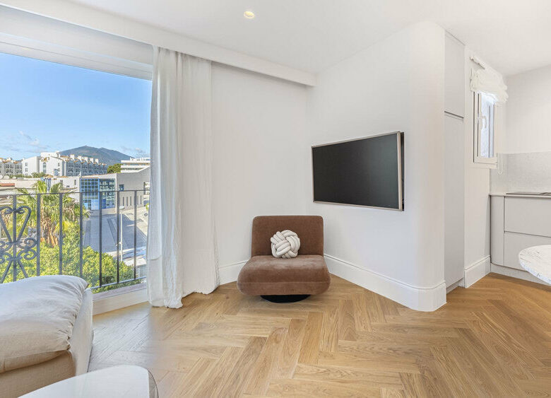 FOR SALE 🏡 Two-Bedroom Apartment with Tourist Licence in the Heart of Puerto Banús – Marbella 🇪🇸