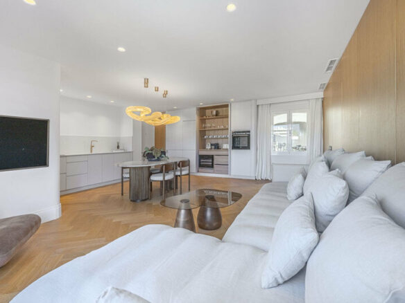 FOR SALE 🏡 Two-Bedroom Apartment with Tourist Licence in the Heart of Puerto Banús – Marbella 🇪🇸