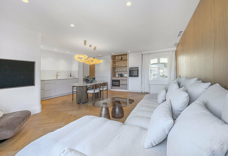 FOR SALE 🏡 Two-Bedroom Apartment with Tourist Licence in the Heart of Puerto Banús – Marbella 🇪🇸