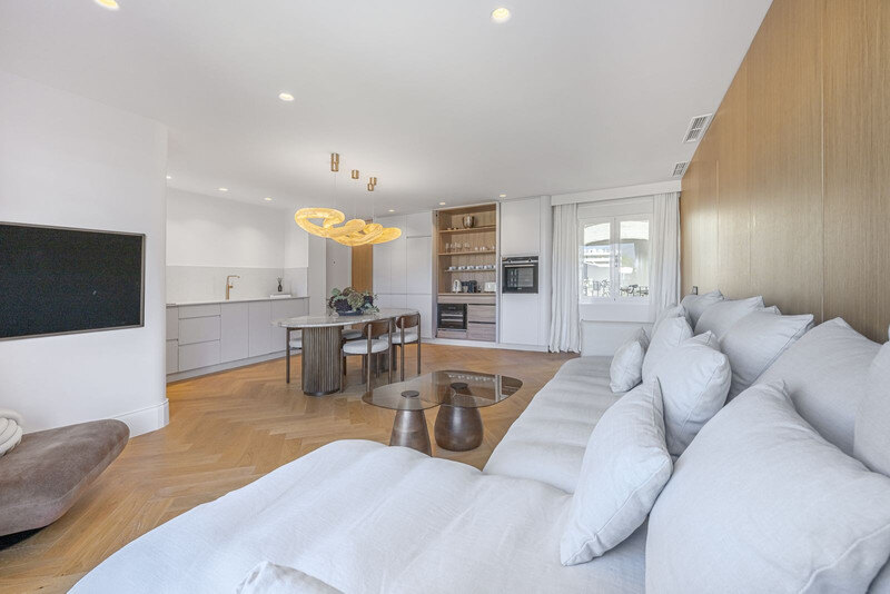 FOR SALE 🏡 Two-Bedroom Apartment with Tourist Licence in the Heart of Puerto Banús – Marbella 🇪🇸