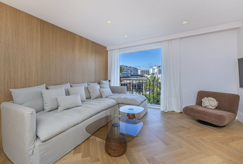 FOR SALE 🏡 Two-Bedroom Apartment with Tourist Licence in the Heart of Puerto Banús – Marbella 🇪🇸