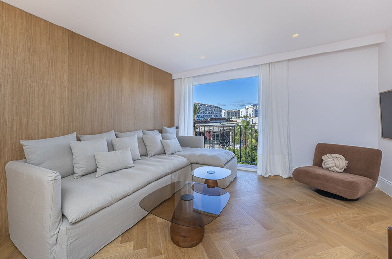 FOR SALE 🏡 Two-Bedroom Apartment with Tourist Licence in the Heart of Puerto Banús – Marbella 🇪🇸