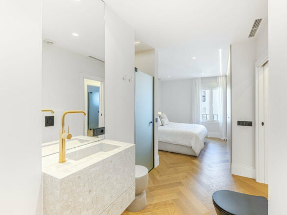 FOR SALE 🏡 Two-Bedroom Apartment with Tourist Licence in the Heart of Puerto Banús – Marbella 🇪🇸
