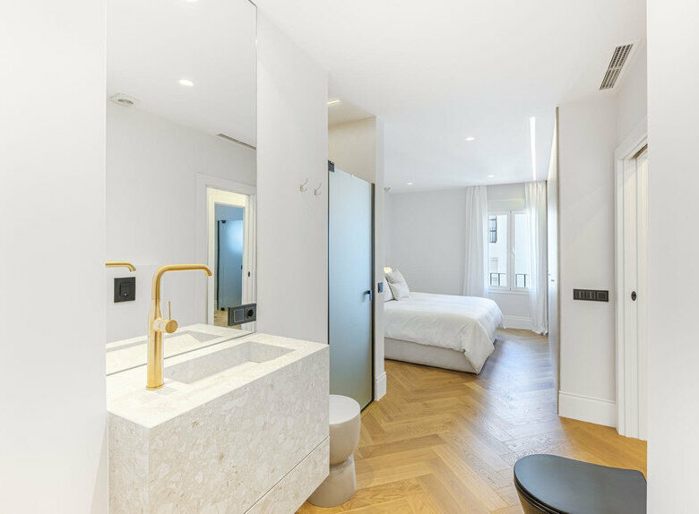 FOR SALE 🏡 Two-Bedroom Apartment with Tourist Licence in the Heart of Puerto Banús – Marbella 🇪🇸