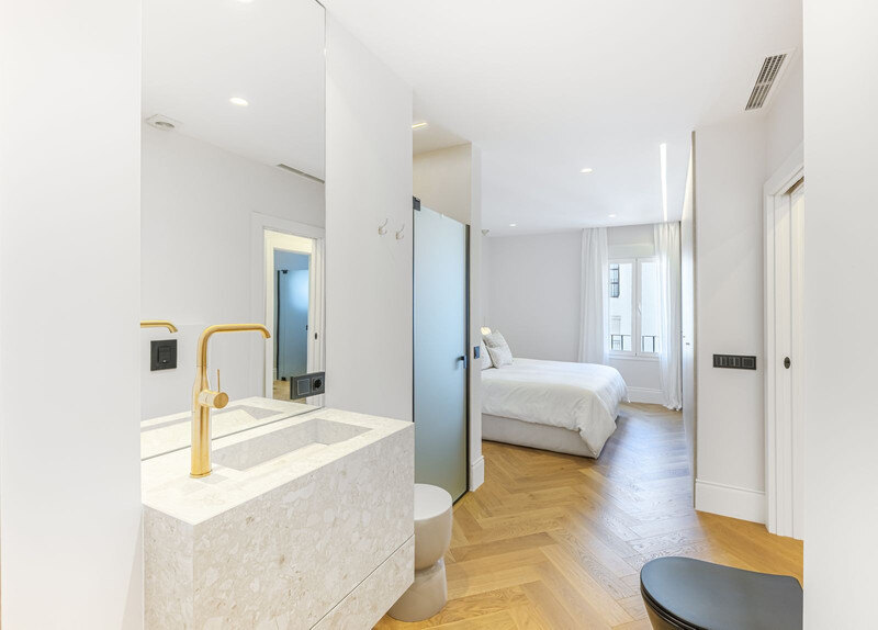 FOR SALE 🏡 Two-Bedroom Apartment with Tourist Licence in the Heart of Puerto Banús – Marbella 🇪🇸