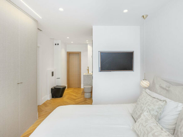 FOR SALE 🏡 Two-Bedroom Apartment with Tourist Licence in the Heart of Puerto Banús – Marbella 🇪🇸