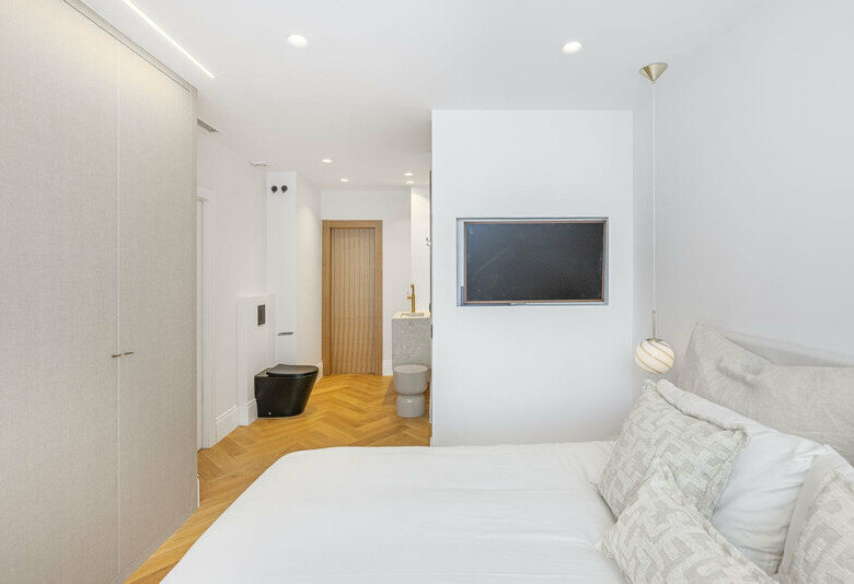 FOR SALE 🏡 Two-Bedroom Apartment with Tourist Licence in the Heart of Puerto Banús – Marbella 🇪🇸