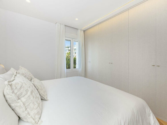 FOR SALE 🏡 Two-Bedroom Apartment with Tourist Licence in the Heart of Puerto Banús – Marbella 🇪🇸