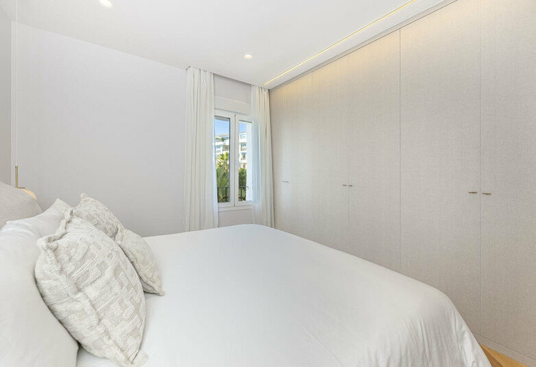 FOR SALE 🏡 Two-Bedroom Apartment with Tourist Licence in the Heart of Puerto Banús – Marbella 🇪🇸