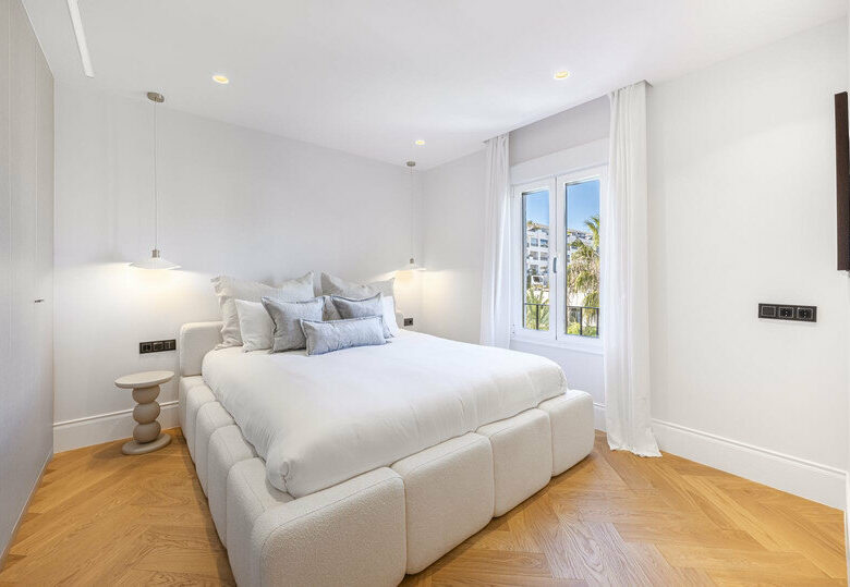 FOR SALE 🏡 Two-Bedroom Apartment with Tourist Licence in the Heart of Puerto Banús – Marbella 🇪🇸