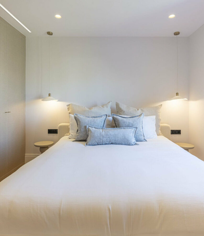 FOR SALE 🏡 Two-Bedroom Apartment with Tourist Licence in the Heart of Puerto Banús – Marbella 🇪🇸