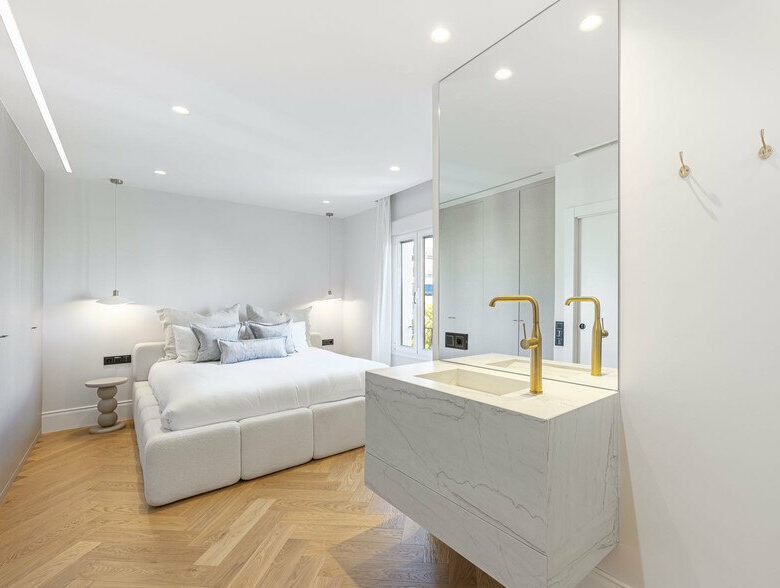 FOR SALE 🏡 Two-Bedroom Apartment with Tourist Licence in the Heart of Puerto Banús – Marbella 🇪🇸